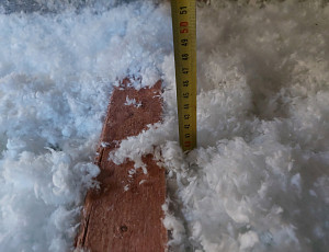 Zateplení stropu bytového domu pomocí foukané izolace